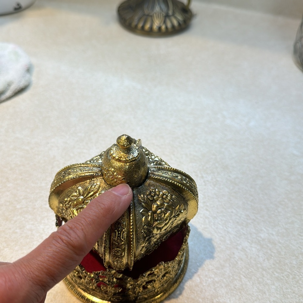 Vintage Gold Tone Crown music/trinket box - Picture 13 of 13